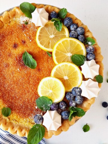 torta de limão fácil decorada com merengues e fatias de limão