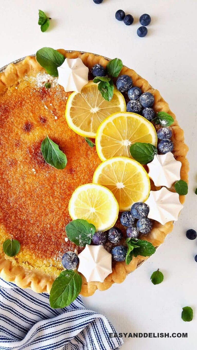 torta de limão fácil decorada com merengues e fatias de limão