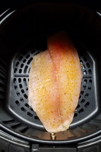 tilapia na air fryer cozinhando