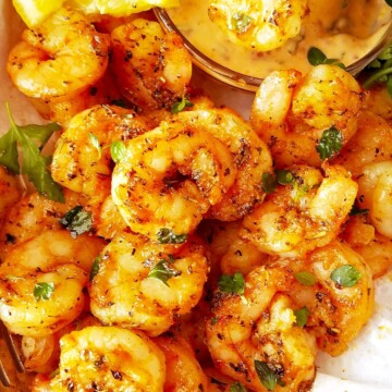camarão frito na air fryer sendo servido com molho