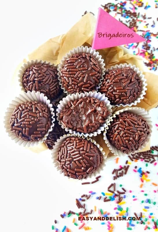 um montáo de brigadeiro em uma bandeija para festas