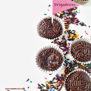 vários brigadeiros em cima de uma mesa