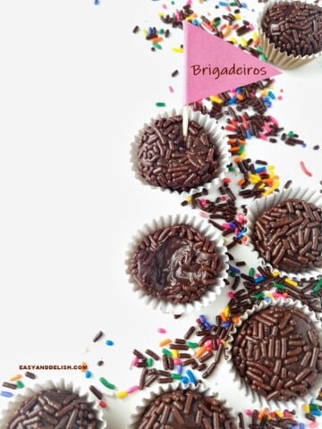 vários brigadeiros em cima de uma mesa