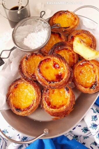 pasteis de nata em uma bandeija