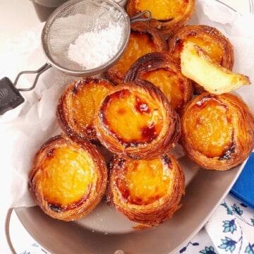 pasteis de nata em uma bandeija