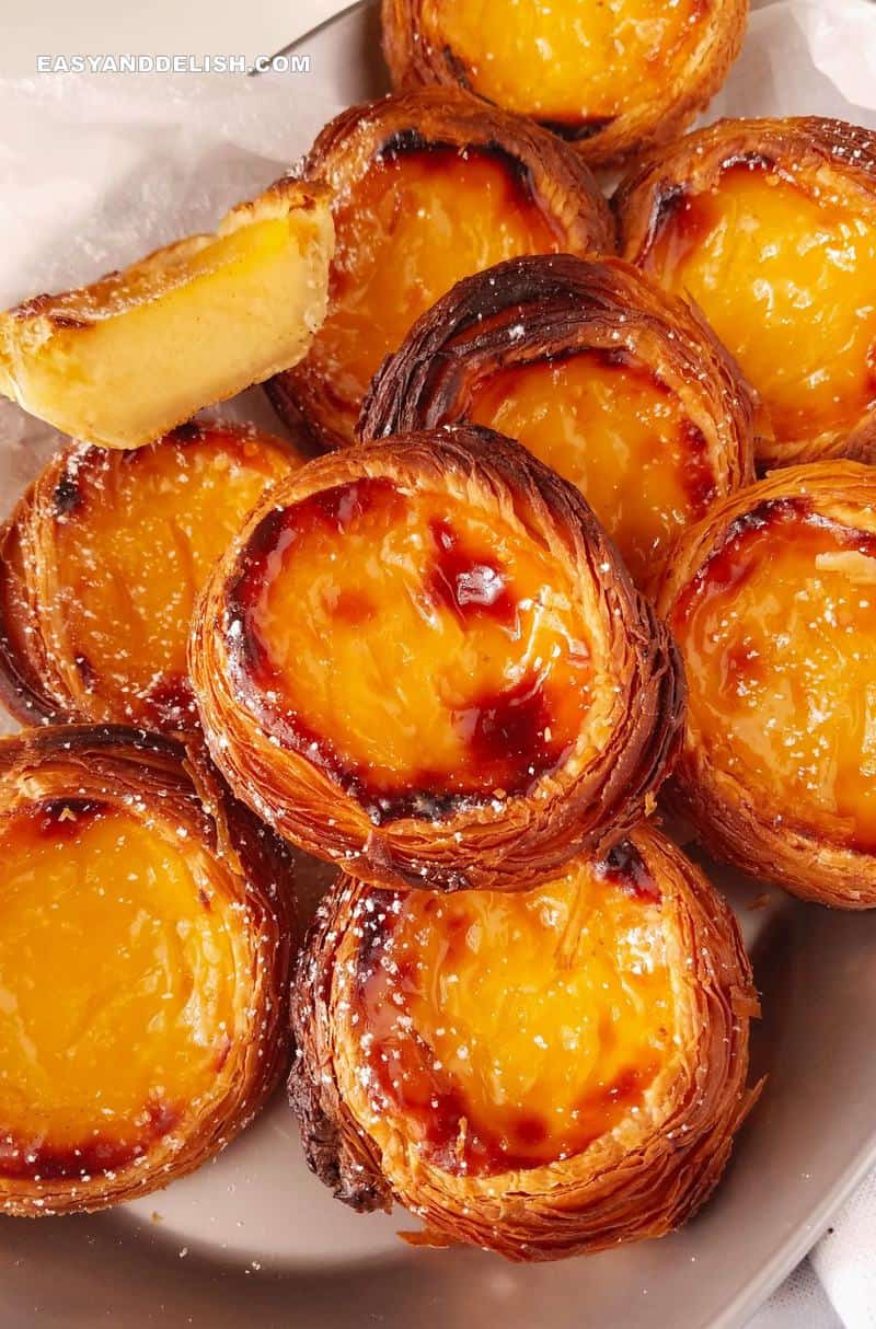 um monte de pastel de nata em uma travessa