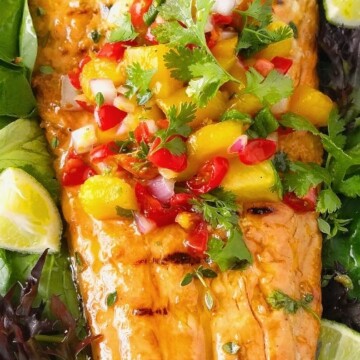 filé inteiro de salmão grelhado com salsa tropical ou molho para peixe