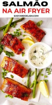 salmão frito com molho ao lado