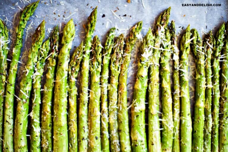 air fryer asparagus seasoned and lined up in a baking sheet