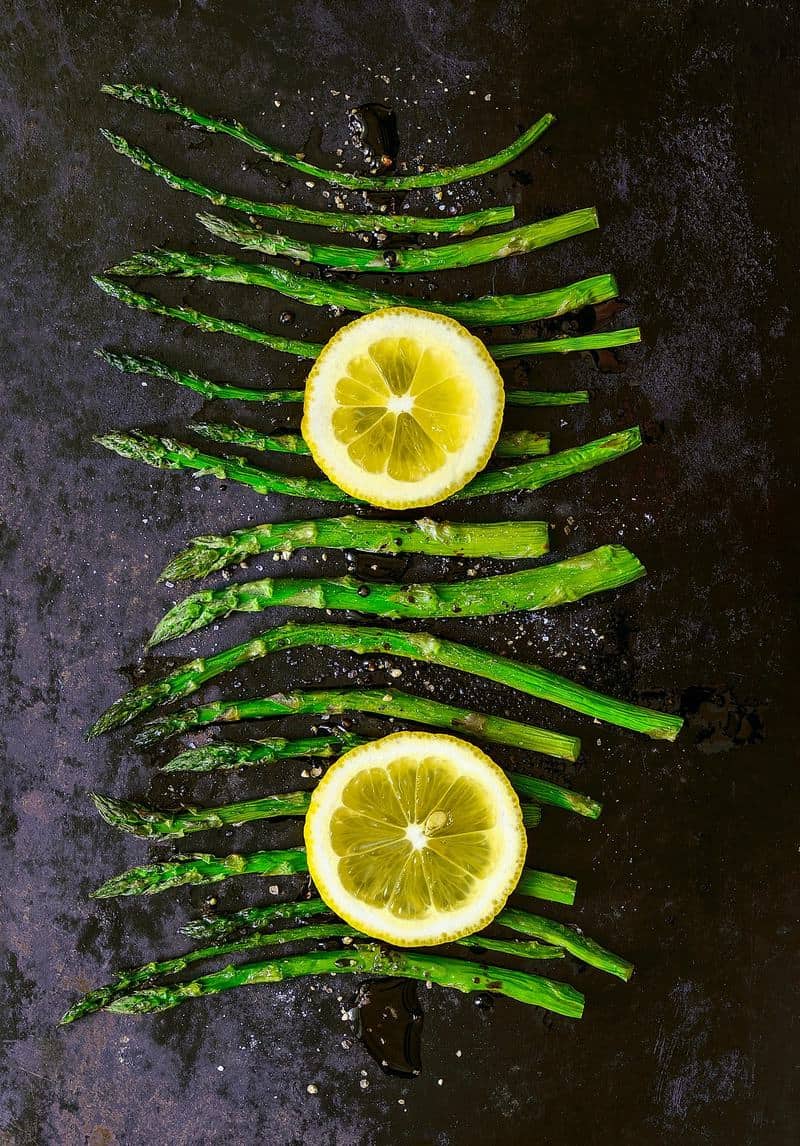 air fryer asparagus with lemon slices on top