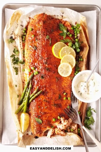 salmão assado no forno com molho ao ladoo