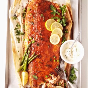 salmão assado no forno com molho ao ladoo