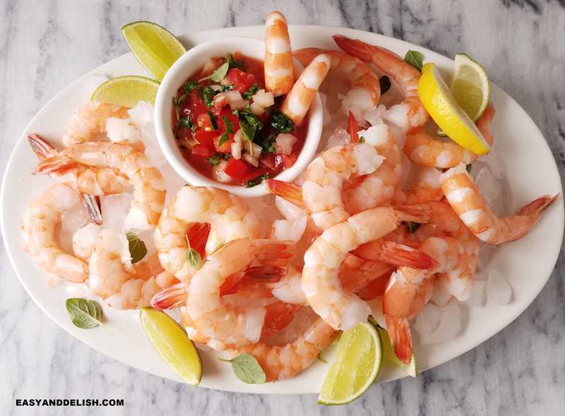 a platter with coctel de camarones and lime wedges