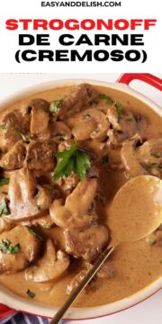uma tigela com strogonoff de carne