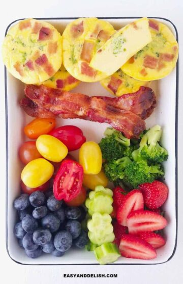 muffins salgados em uma marmita com frutas e legumes