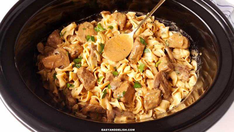 uma ppanela com estrogonofe de carne e macarrão