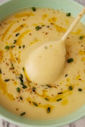 close up de sopa de alho poró com batata