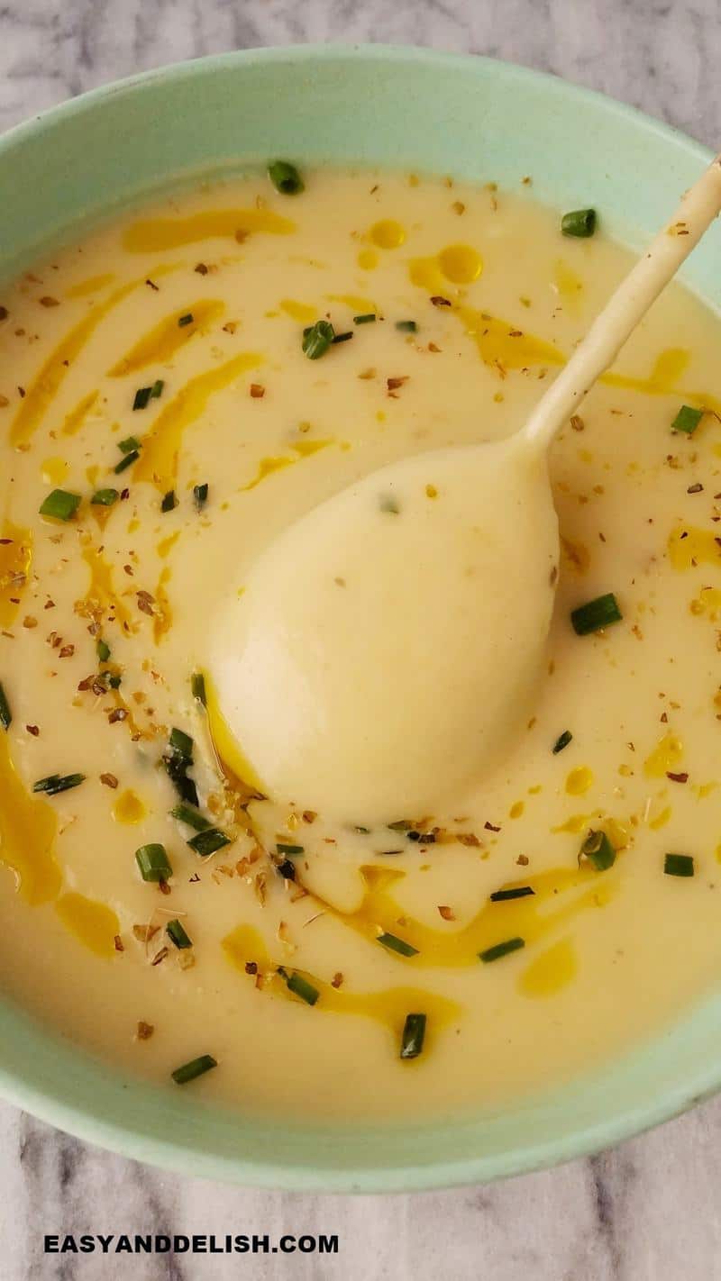 close up de sopa de alho poró com batata