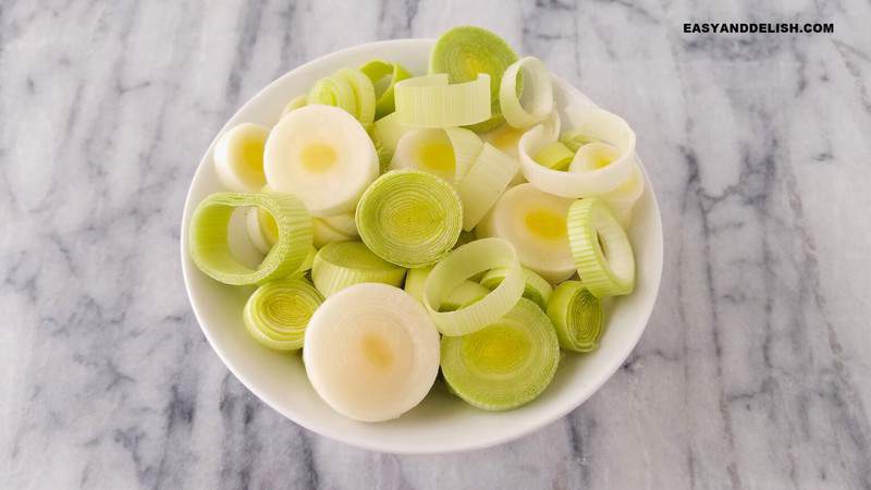 picture showing how to clean leeks