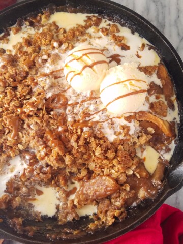 torta de maçã crocante em um frigideira com sorvete