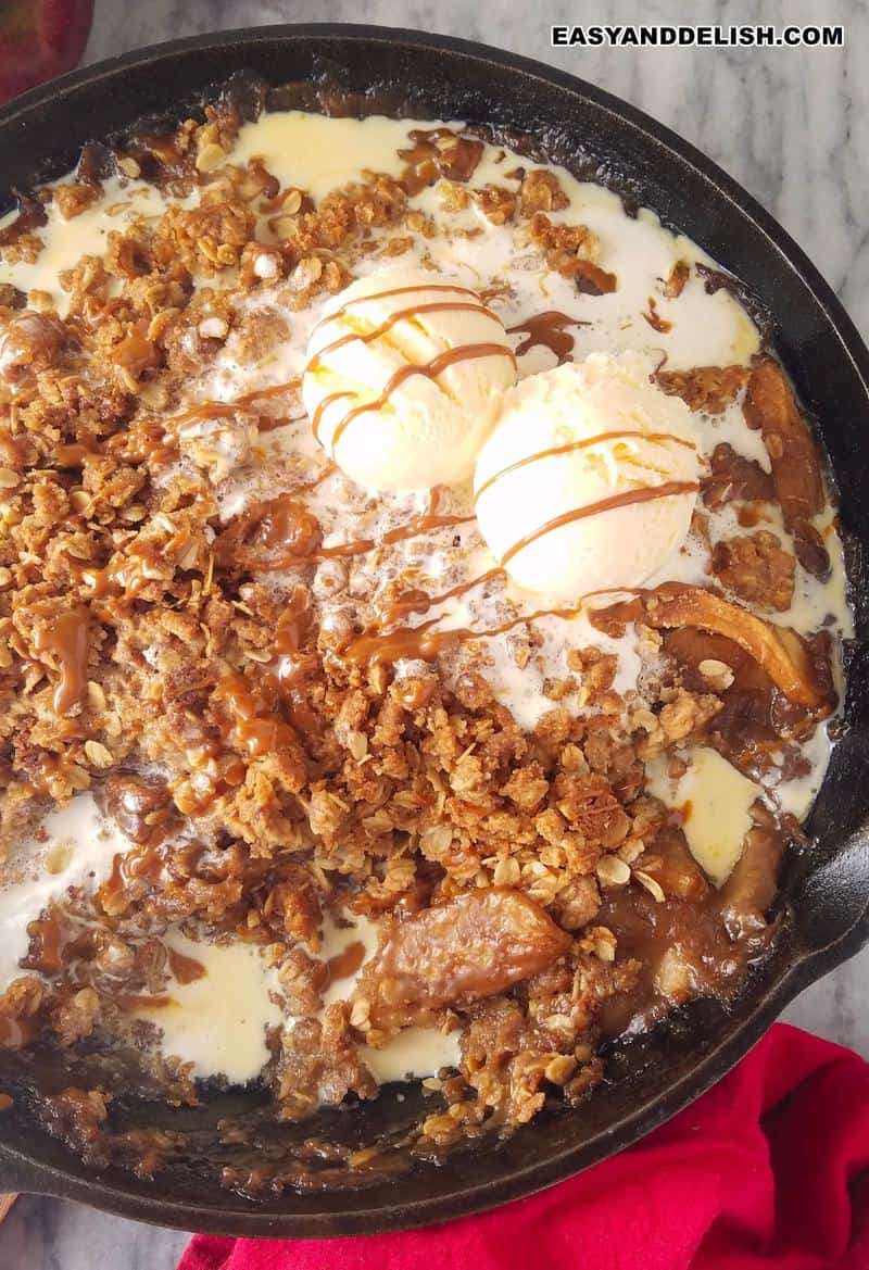 torta de maçã crocante em um frigideira com sorvete