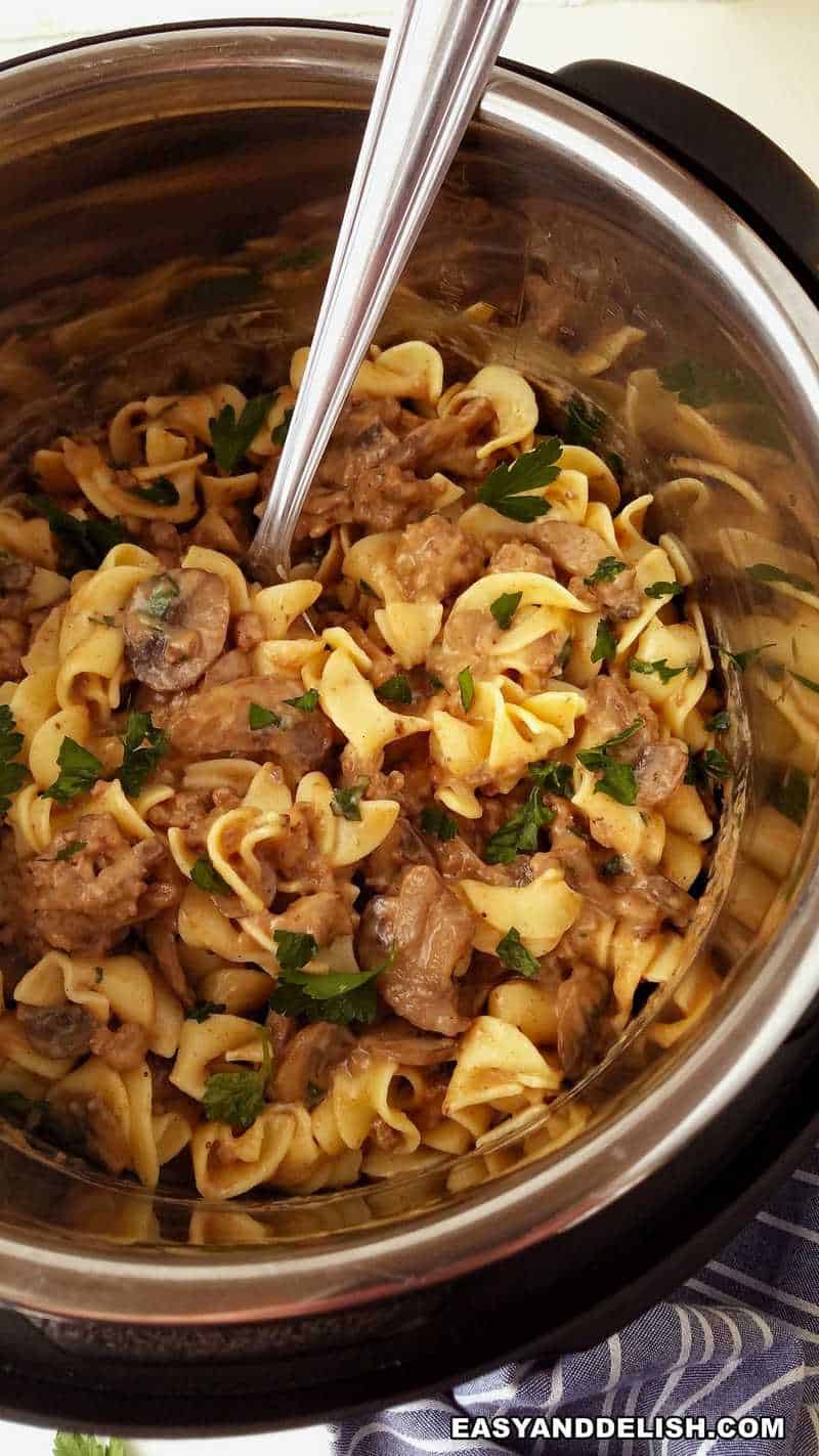 strogonoff de carne moida em uma panela de pressao misturado com macarrão