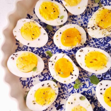 ovos cozidos na airfryer em um prato