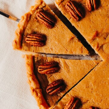 fatia sendo retirada da torta de caramelo