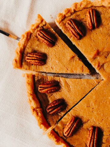 fatia sendo retirada da torta de caramelo