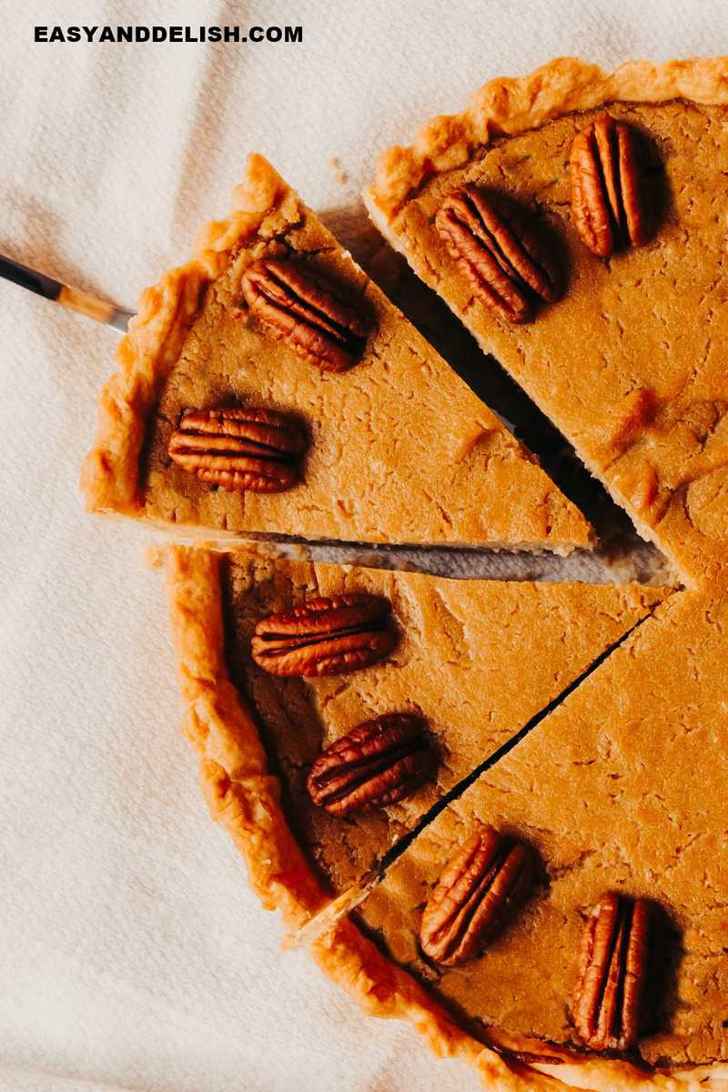 fatia sendo retirada da torta de caramelo