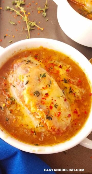 sopa de cebola francesa em uma tigela