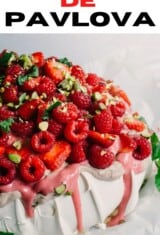 Close up de pavlova com frutas vermelhas