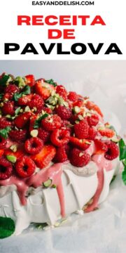 Close up de pavlova com frutas vermelhas