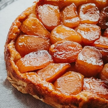 metade de uma tarte tatin