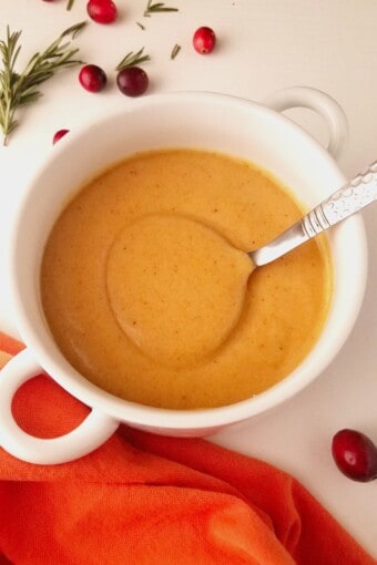 concha dentro de uma tigela com caldo cremoso