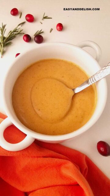 concha dentro de uma tigela com caldo cremoso