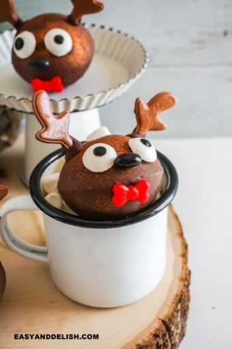 caneca com uma bomba de chocolate decorada para o Natal