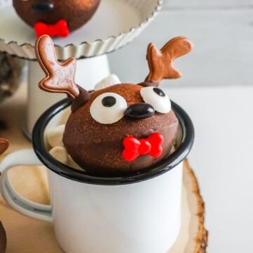 caneca com uma bomba de chocolate decorada para o Natal
