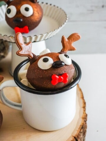 caneca com uma bomba de chocolate decorada para o Natal