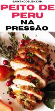 close up de peito de peru fatiado em uma travessa para a ceia de natal