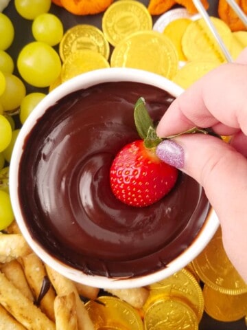 strawberry dipped in chocolate fondue