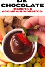 close up de fondue de chocolate com um morango coberto com ele