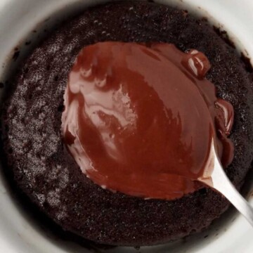 cropped-chocolate-lava-mug-cake-recipe-from-microwave-receita-de-petit-gateau-de-caneca-saido-do-microondas-1.jpg