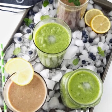 sucos da dieta detox em uma bandeija com gelo