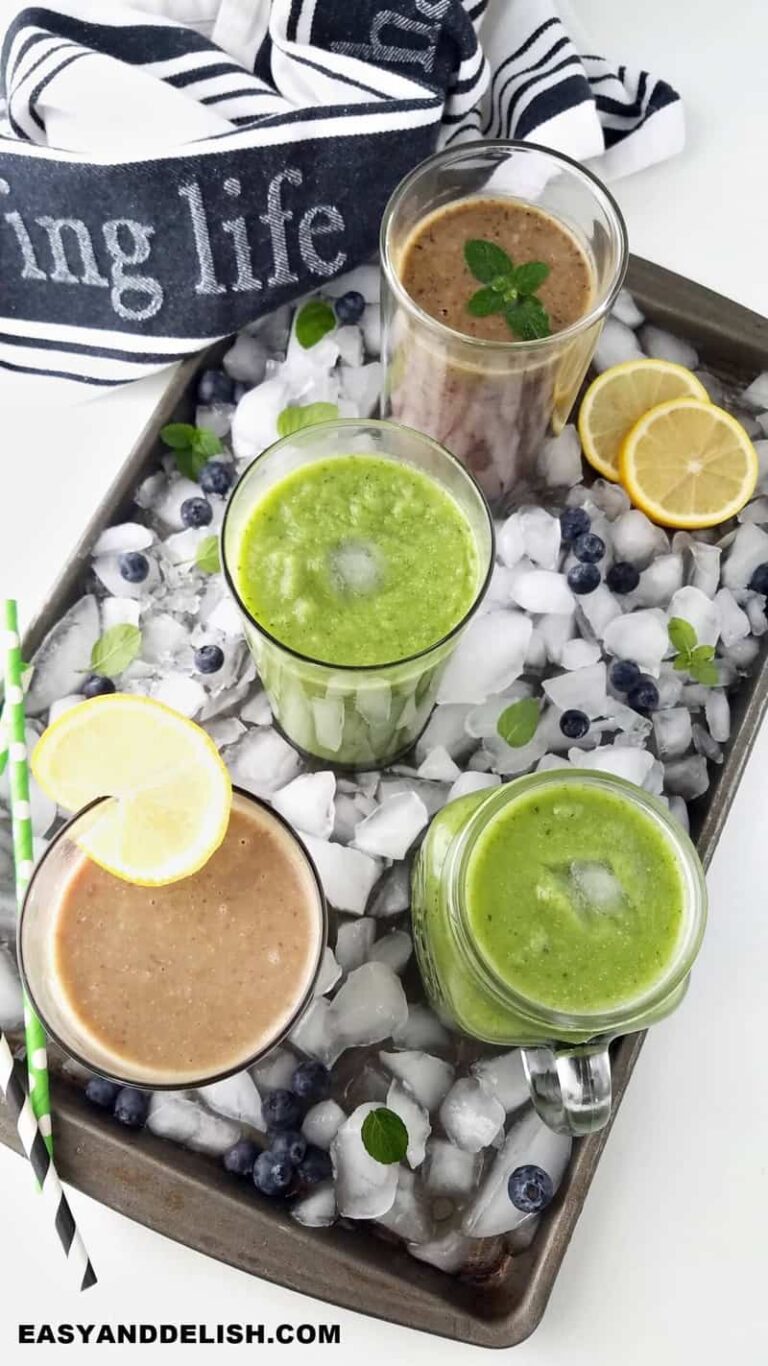 sucos da dieta detox em uma bandeija com gelo