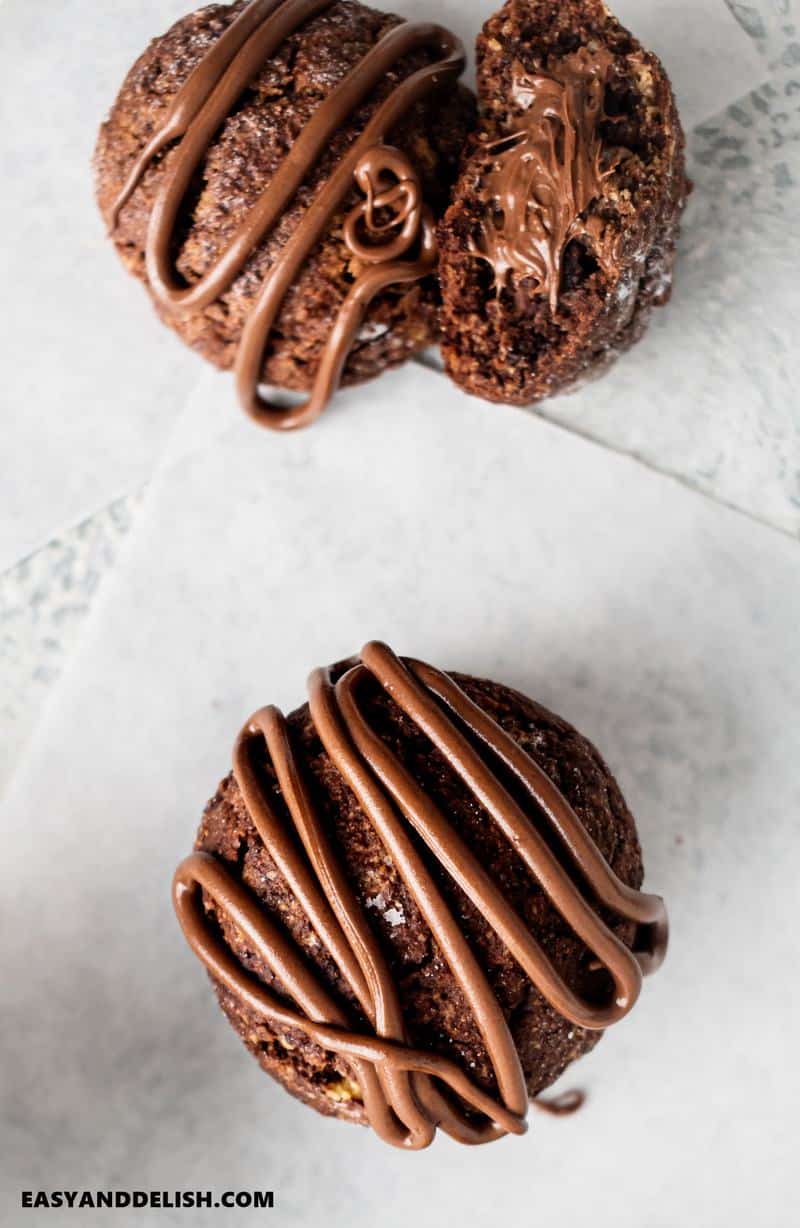 bolachas de Nutella com chocolate derretido por cima