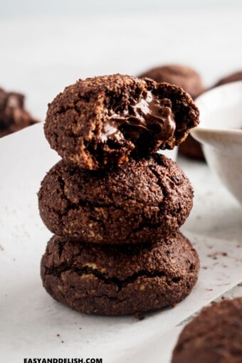 biscoito de nutella recheado empilhado um em cima do outro