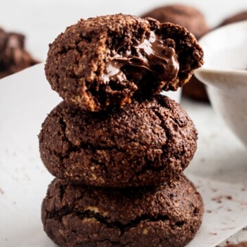 biscoito de nutella recheado empilhado um em cima do outro