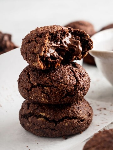 biscoito de nutella recheado empilhado um em cima do outro