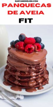 close up de panquecas de aaveia fit em um prato com calda de chocolate